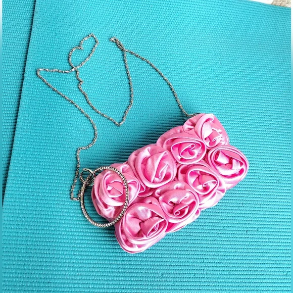 NWT Bella Collection Pink Roses Crossbody Clutch Chain Strap Small - Picture 8 of 10